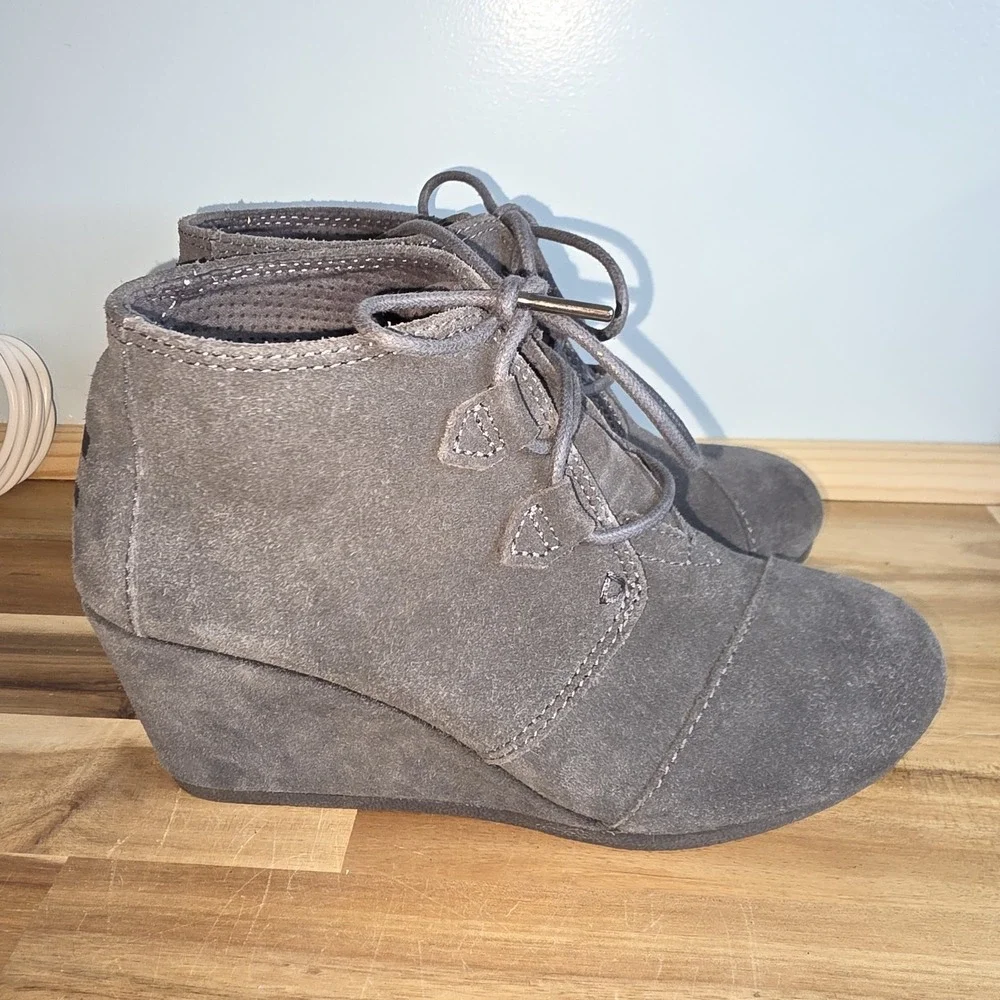 Toms Boots Womens 6‎ Desert Wedge Ankle Bootie Grey Suede Lace Up Round Toe